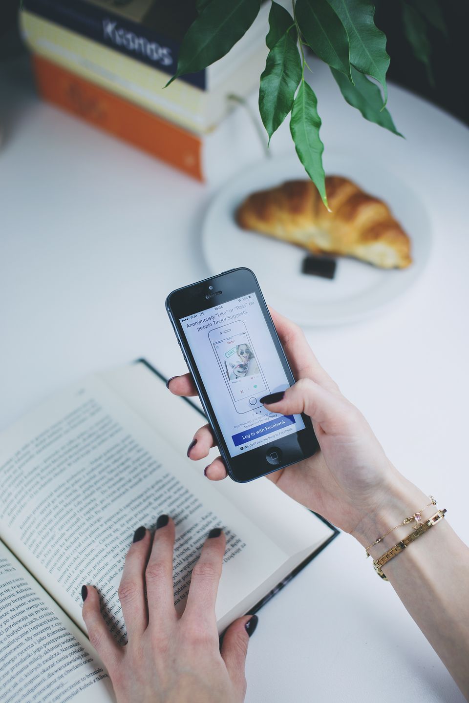 Photo of Tinder Surfing and Other Crazy Trends of 2019 That Let You Travel for Free 4/13 by Pallavi Paul