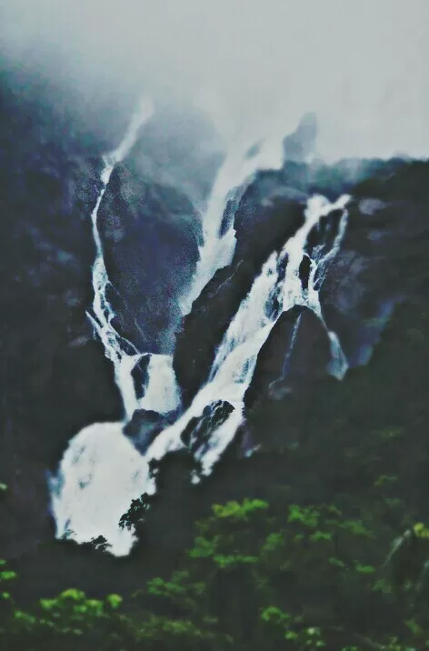 Photo of Dudhsagar Falls Railway Bridge, DoodhSagar Waterfalls Trail, Sonaulim, Goa, India by UTKARSH GUPTA