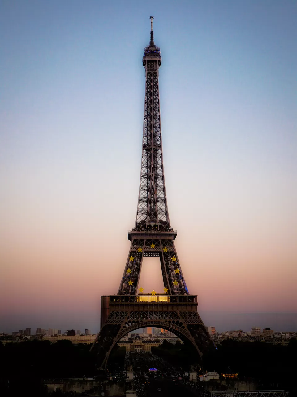 Photo of Champ de Mars, Allée Adrienne Lecouvreur, Paris, France by Abhishek Kumar