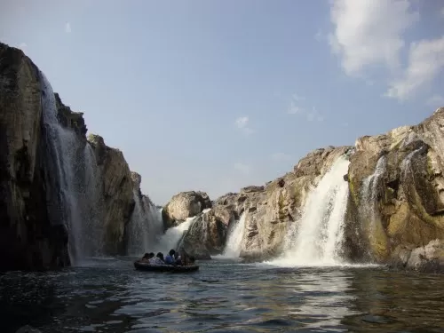 Photo of Hogenakal Waterfalls, Chamarajanagar, Karnataka, India by Manju Nath