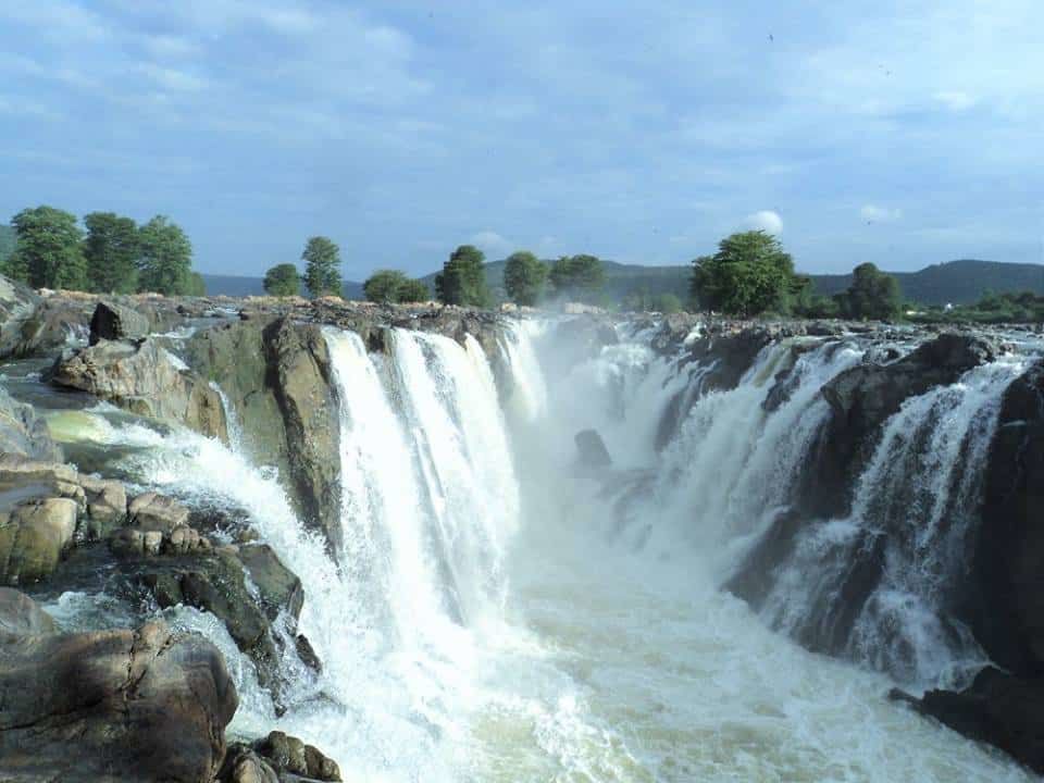 Photo of Hogenakkal Waterfalls, Hogenakkal, Karnataka, India by Deepak Kashyap