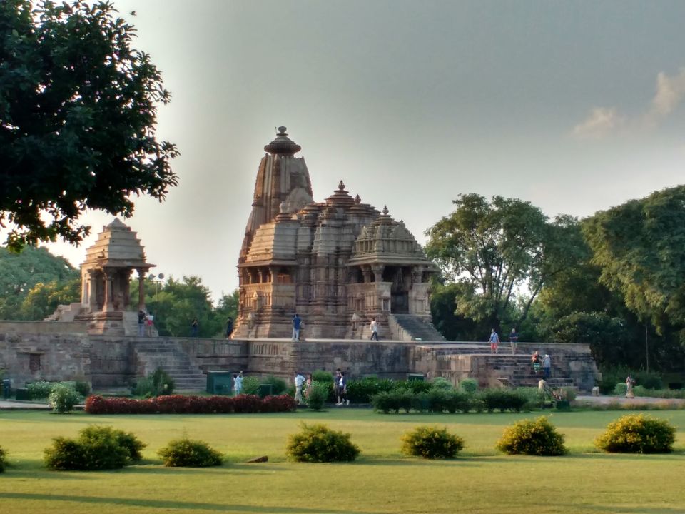 Photo of आखिर क्यों बनी है, कामुक मूर्तियां खजुराहो के मंदिरों में। by Prince Verma