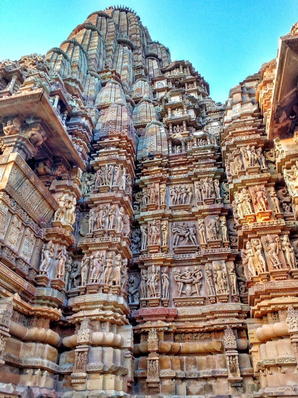 Photo of आखिर क्यों बनी है, कामुक मूर्तियां खजुराहो के मंदिरों में। by Prince Verma