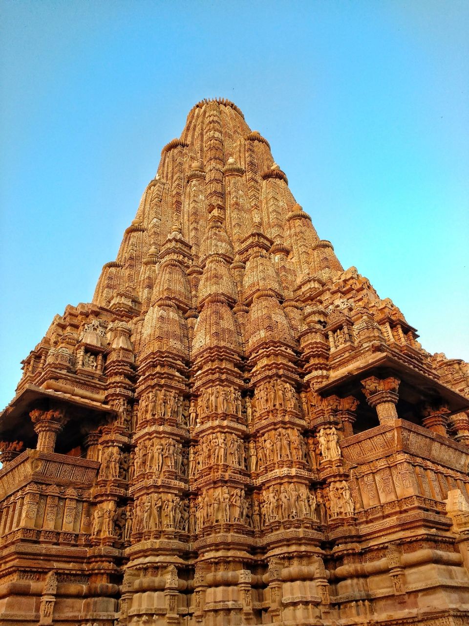 Photo of आखिर क्यों बनी है, कामुक मूर्तियां खजुराहो के मंदिरों में। by Prince Verma