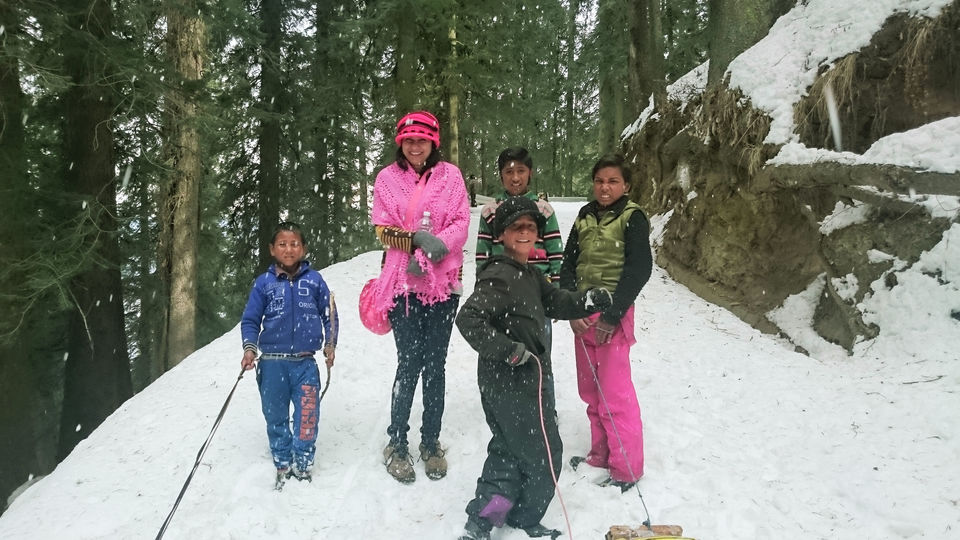 Photo of Flying down the snow covered mountain at Hatu peak trek, Narkanda. 1/5 by Do Ghumakkad