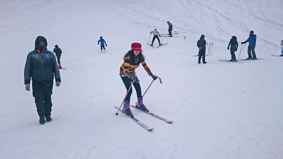 Photo of Flying down the snow covered mountain at Hatu peak trek, Narkanda. 3/5 by Do Ghumakkad