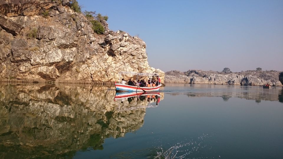 Photo of Counting the shades of marble rocks at Bhedaghat 2/5 by Do Ghumakkad