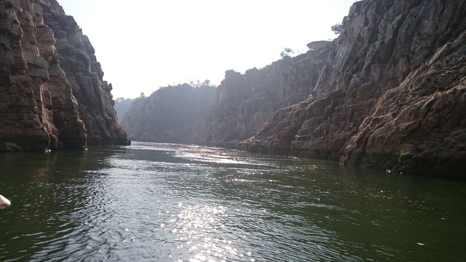 Photo of Counting the shades of marble rocks at Bhedaghat 4/5 by Do Ghumakkad