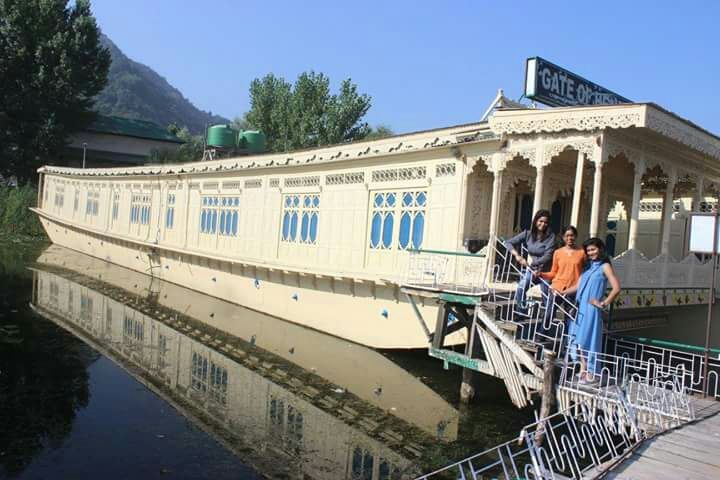 Photo of Dal Lake, Srinagar by Priya Parashar