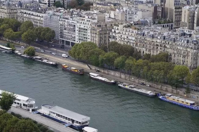 Photo of Eiffel Tower Tour, Avenue de la Bourdonnais, Paris, France by Chaitali Satish Kulkarni