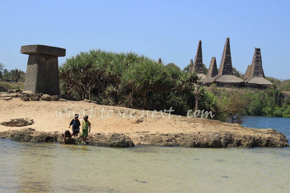 Photo of Kampung Adat Ratenggaro, Umbu Ngedo, Southwest Sumba Regency, Małe Wyspy Sundajskie Wschodnie, Indonezja by whattoseenext