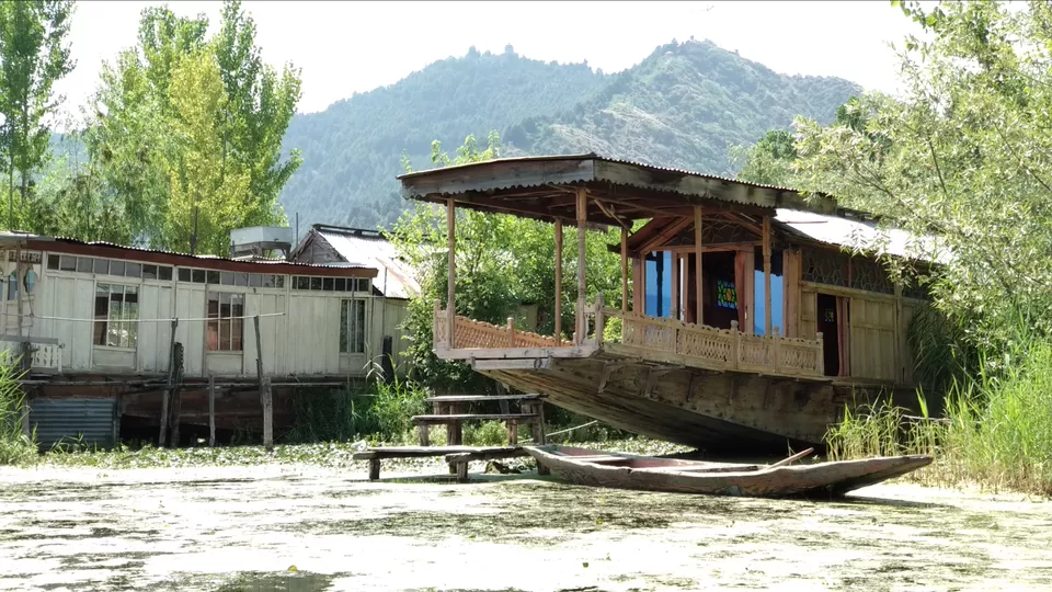 Photo of Dal Lake, Srinagar by Mahesh Maddala