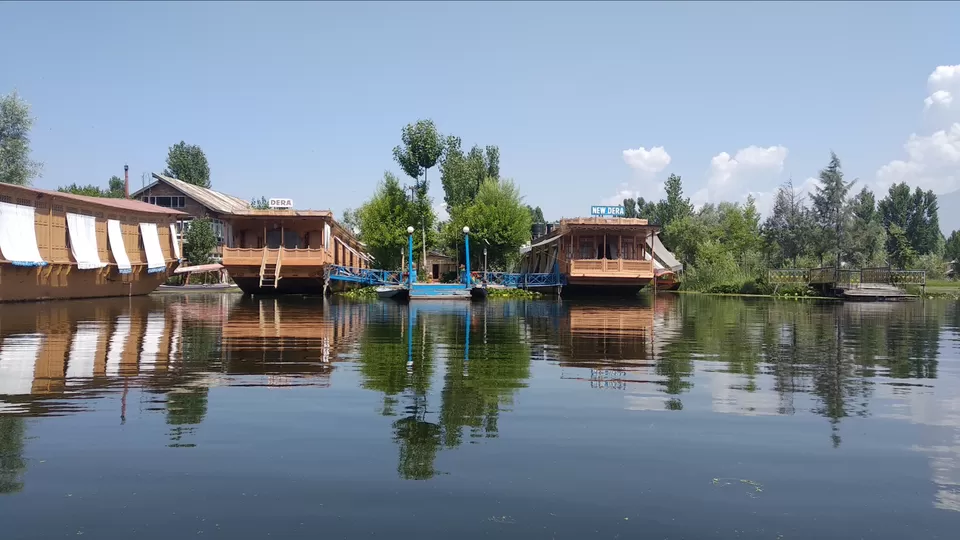 Photo of Dal Lake, Srinagar by Mahesh Maddala
