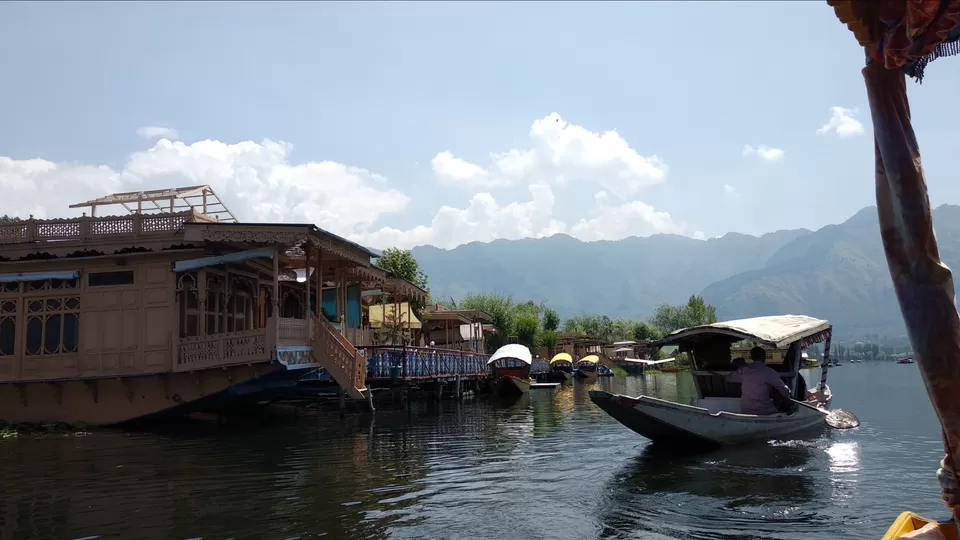 Photo of Dal Lake, Srinagar by Mahesh Maddala
