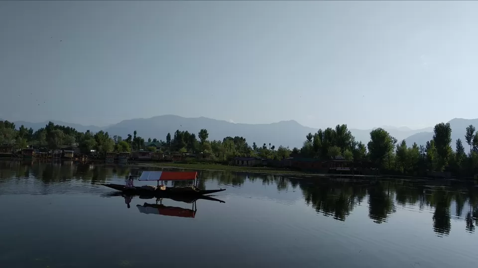 Photo of Dal Lake, Srinagar by Mahesh Maddala