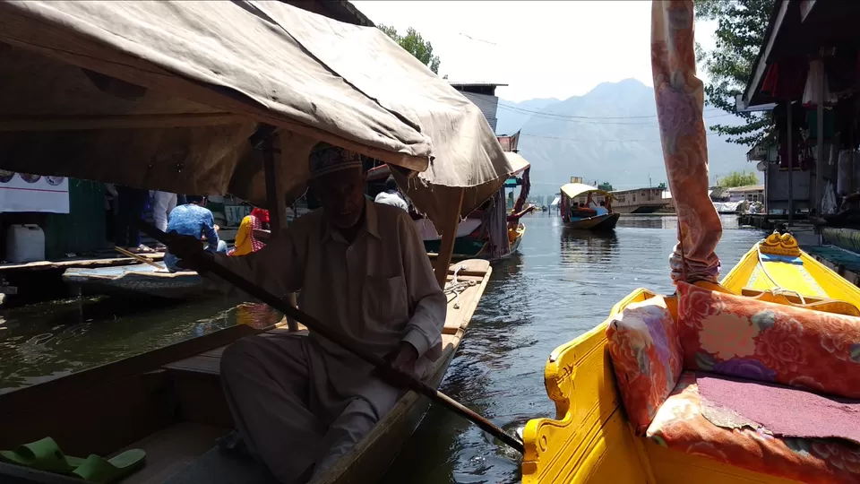 Photo of Dal Lake, Srinagar by Mahesh Maddala