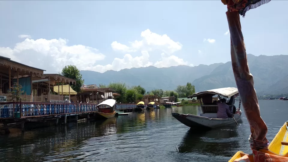 Photo of Dal Lake, Srinagar by Mahesh Maddala