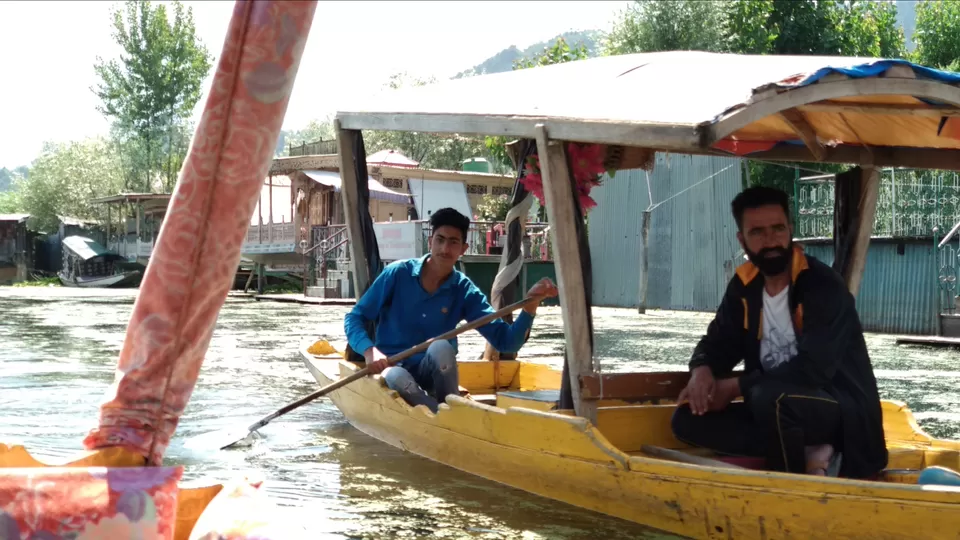 Photo of Dal Lake, Srinagar by Mahesh Maddala