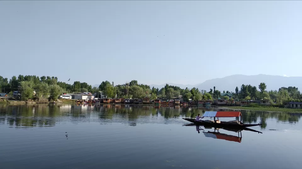 Photo of Dal Lake, Srinagar by Mahesh Maddala
