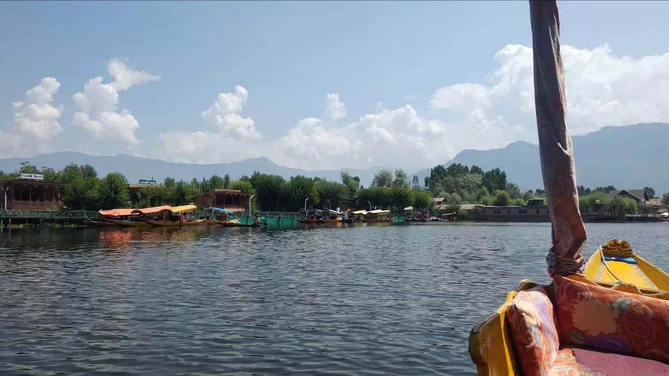Photo of Dal Lake, Srinagar by Mahesh Maddala