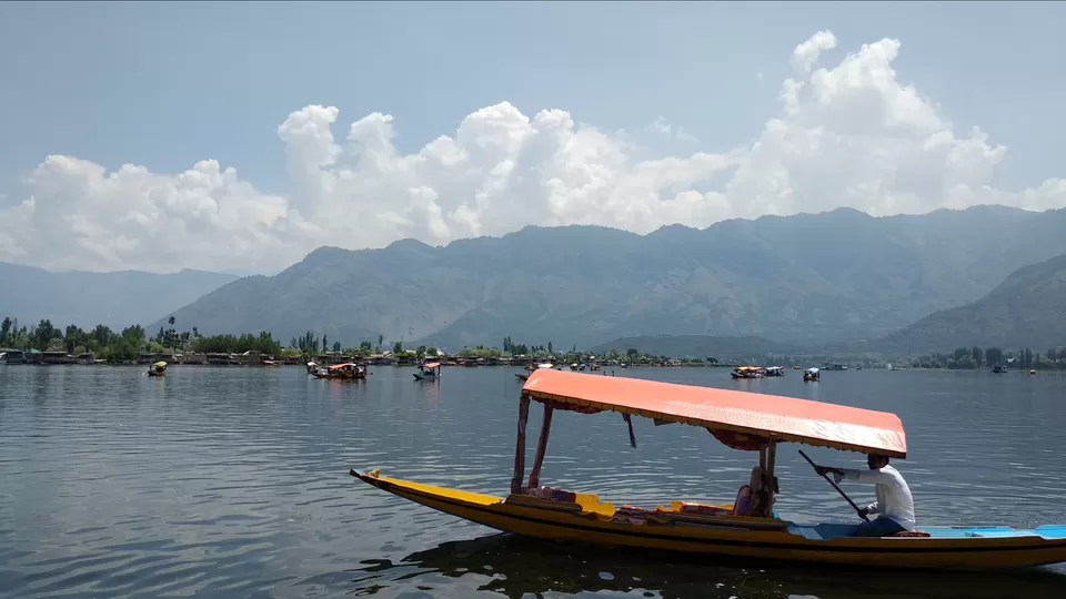 Photo of Dal Lake, Srinagar by Mahesh Maddala