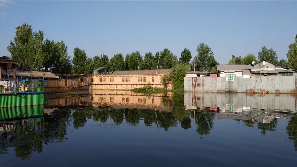 Photo of Dal Lake, Srinagar by Mahesh Maddala