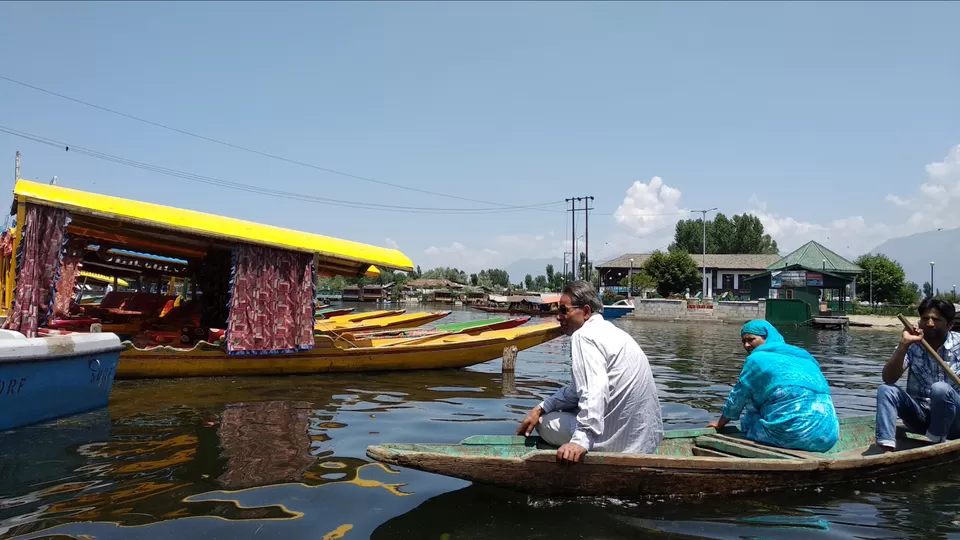 Photo of Dal Lake, Srinagar by Mahesh Maddala