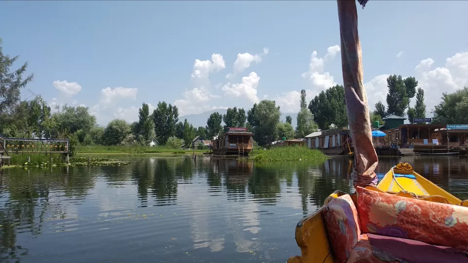 Photo of Dal Lake, Srinagar by Mahesh Maddala