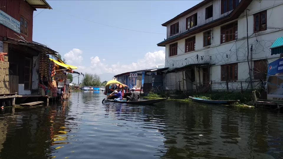 Photo of Dal Lake, Srinagar by Mahesh Maddala