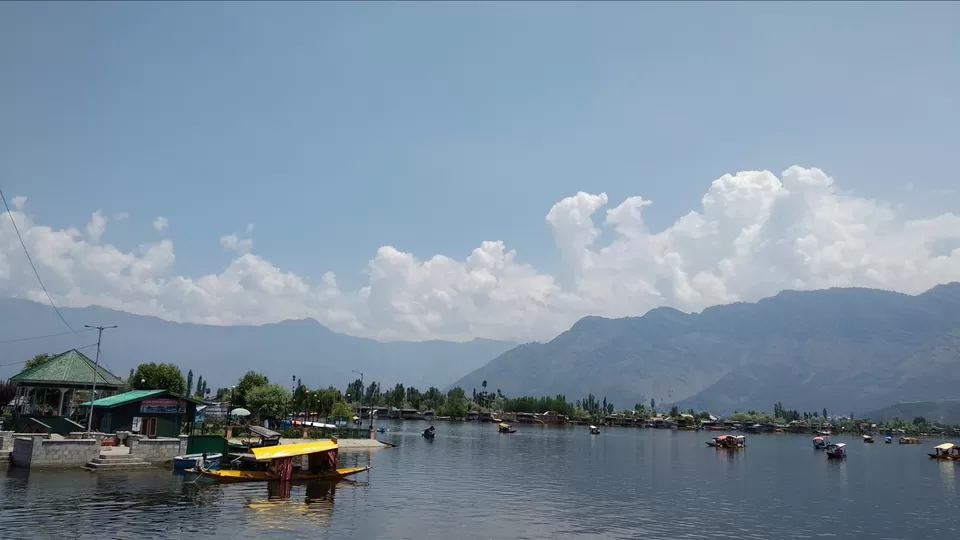 Photo of Dal Lake, Srinagar by Mahesh Maddala