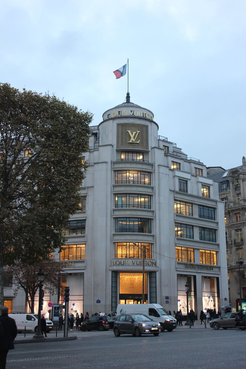 Photo of Champs-Élysées, France by Rashi Gupta