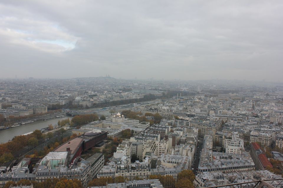 Photo of Eiffel Tower, Avenue Anatole France, Paris, France by Rashi Gupta