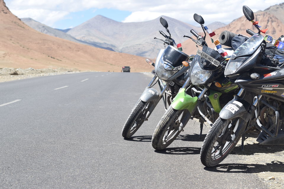 Photo of Ladakh 2016 - Cursing The Kashmir Curfew by Azee Shady