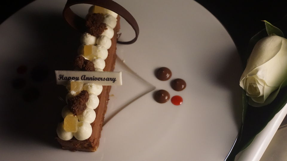 Photo of Why you must have dinner at this place inside the tallest building? by sahil purswani