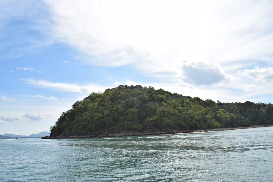 Photo of Two Tickets to Paradise: The Complete Guide for Exploring Thailand by Footloose Backpackers