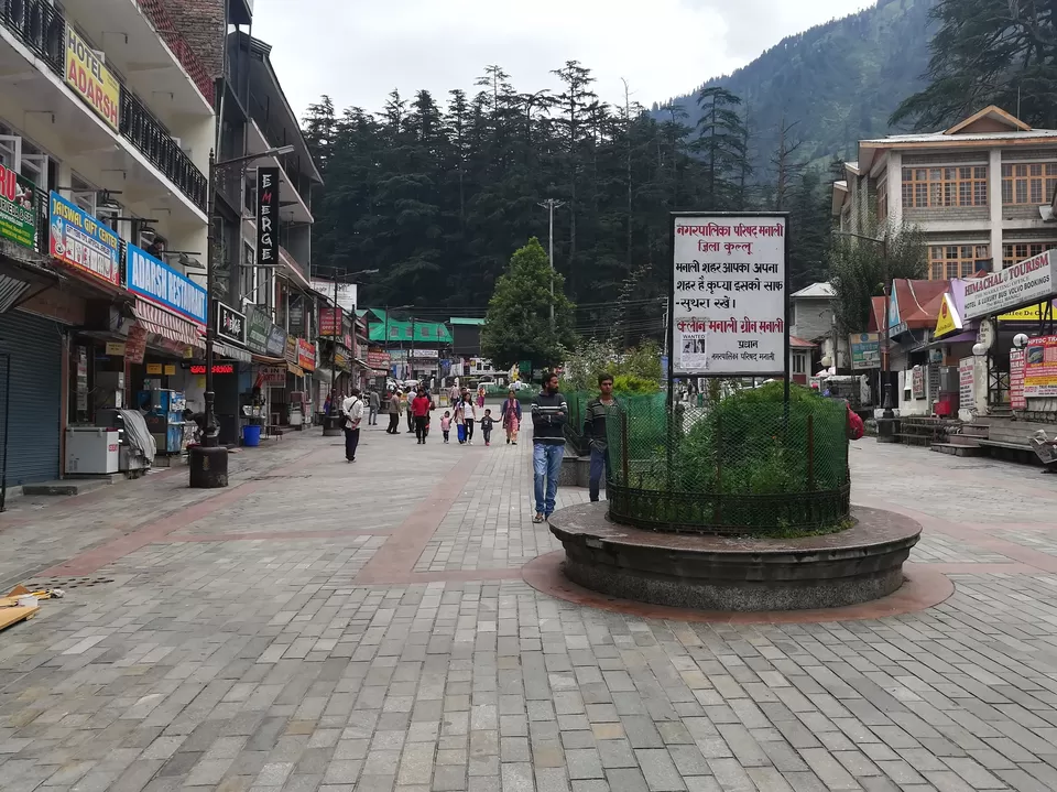 Photo of Manali Mall Market., Mall Road, Siyal, Manali, Himachal Pradesh, India by Aarush Tandon