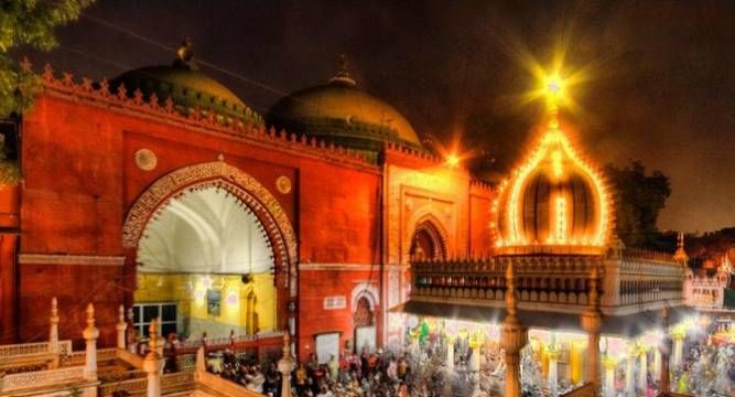 Photo of Hazrat Nizamuddin Aulia Dargah, Nizamuddin, Nizammudin West Slum, Nizamuddin West, New Delhi, Delhi, India by Aarush Tandon