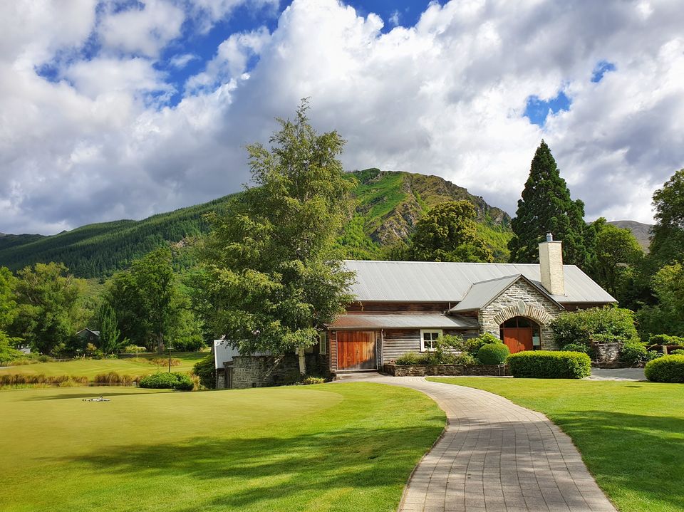 Photo of Queenstown, New Zealand by Shahzad Siddiqui