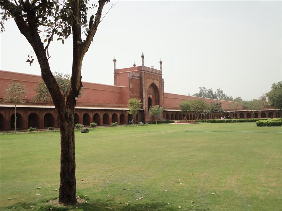 Photo of Agra : The Place that holds India's Taj ! by Nikhil Aggarwal