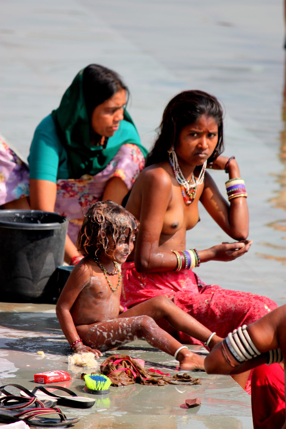 tribal-girls-bathing
