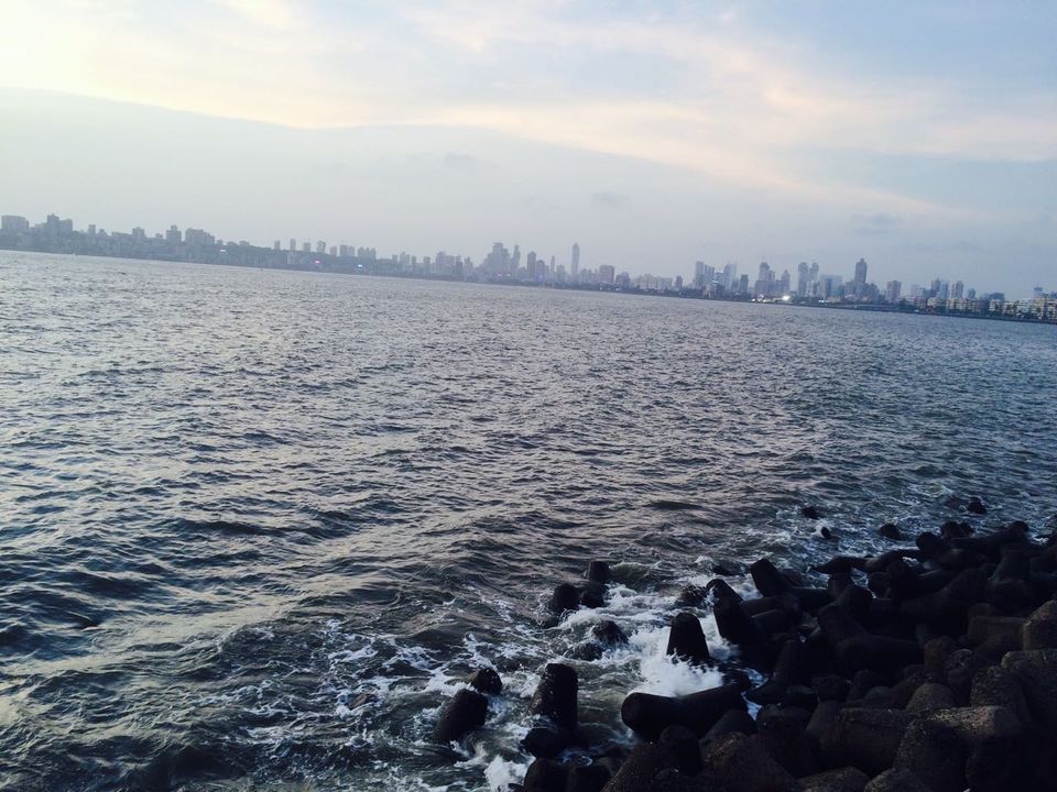 Photo of Marine Drive, Mumbai, Maharashtra, India by Hardika Lalwani