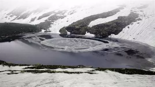 Photo of Bhrigu Lake, Bashisht, Himachal Pradesh, India by Dhruv Sethi