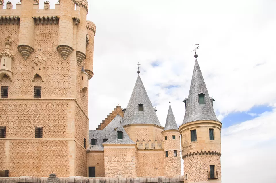 Photo of Everything You Need to Know About a Day Trip to Segovia by Sending Postcards Home
