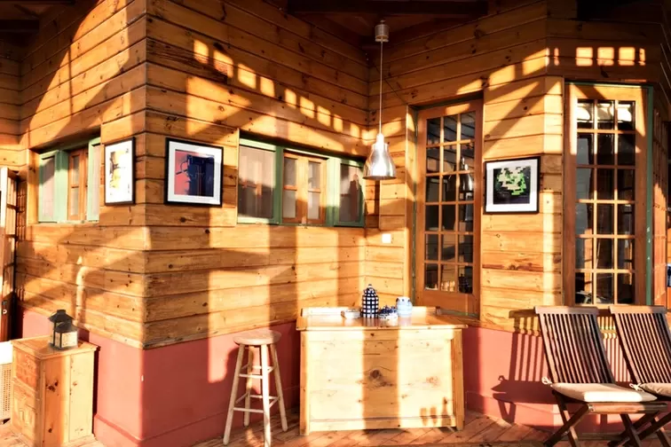 Photo of At This Luxury Cottage In Manali, Snow Peaks Come Down to Kiss You Whilst You Lounge in Your Room! by Bongyatri - Sourav and Anindita