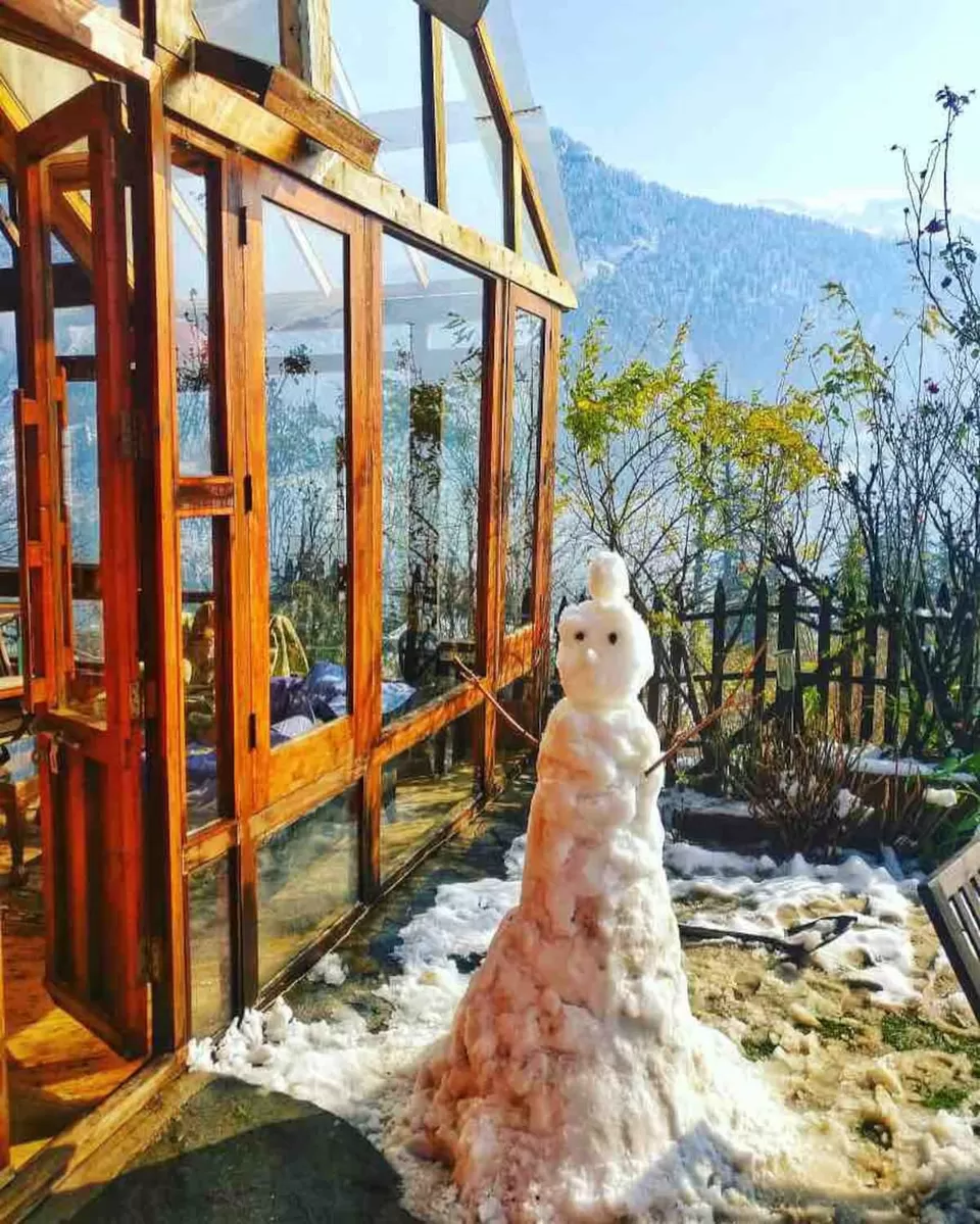 Photo of At This Luxury Cottage In Manali, Snow Peaks Come Down to Kiss You Whilst You Lounge in Your Room! by Bongyatri - Sourav and Anindita