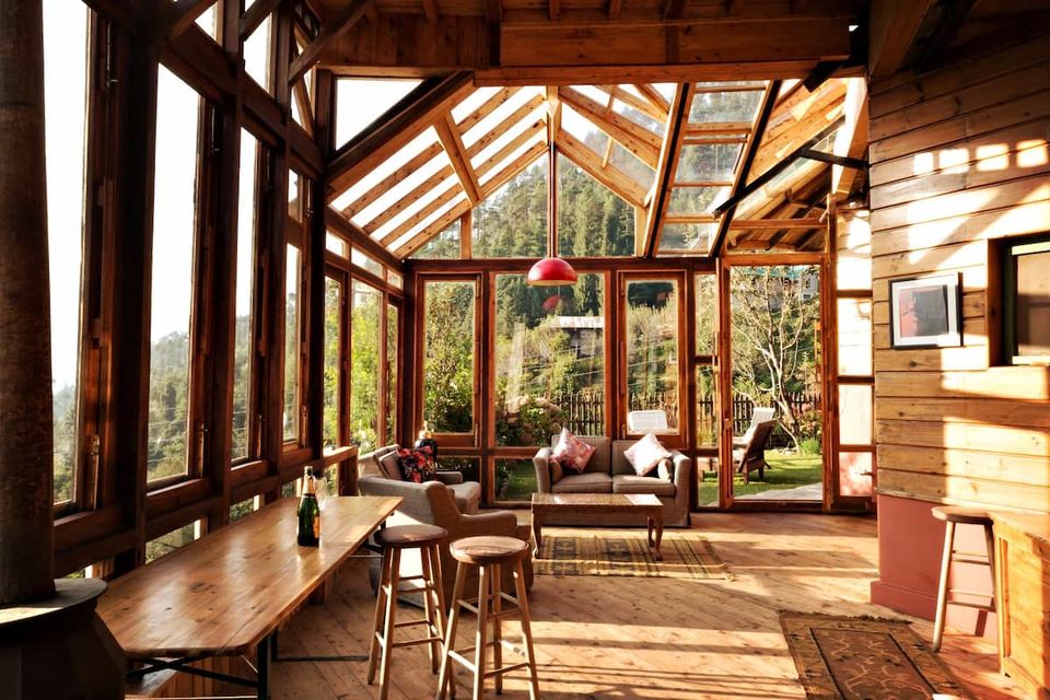 Photo of At This Luxury Cottage In Manali, Snow Peaks Come Down to Kiss You Whilst You Lounge in Your Room! by Bongyatri - Sourav and Anindita