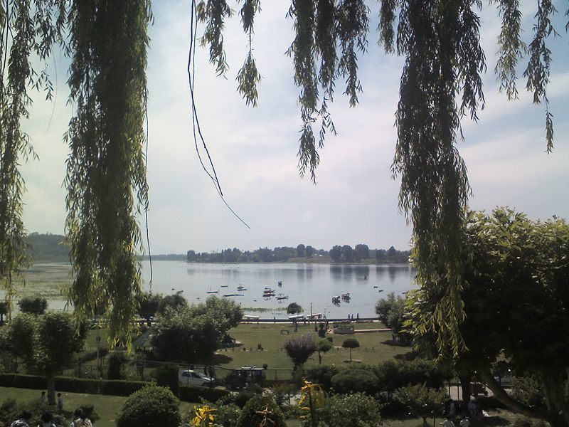 Photo of Manasbal lake | Kheer Bhawani temple by Saloni Goyal