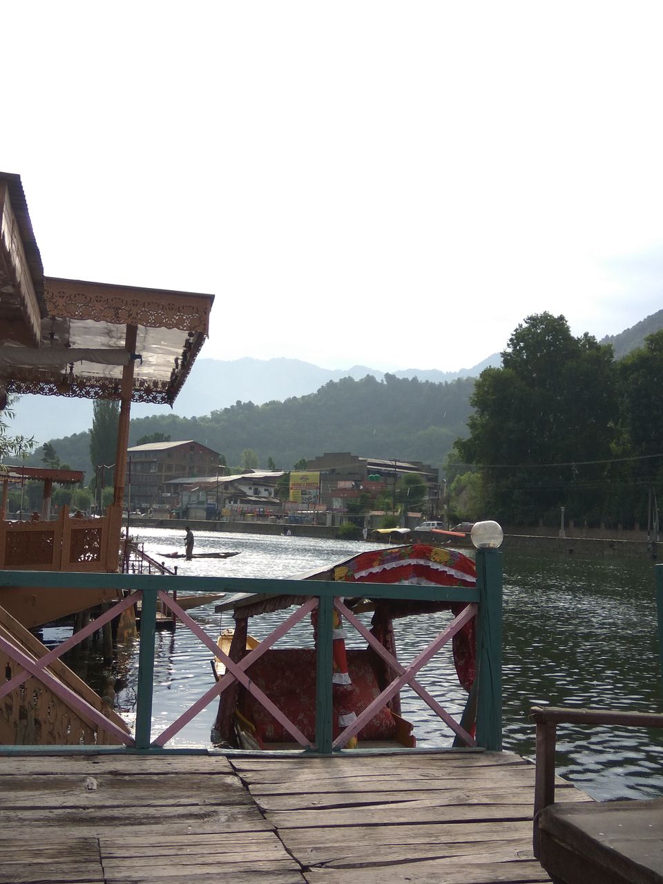 Photo of Kashmir Guide : Part 5 Dal lake - An Isolated Stretch From The Main Town by Saloni Goyal
