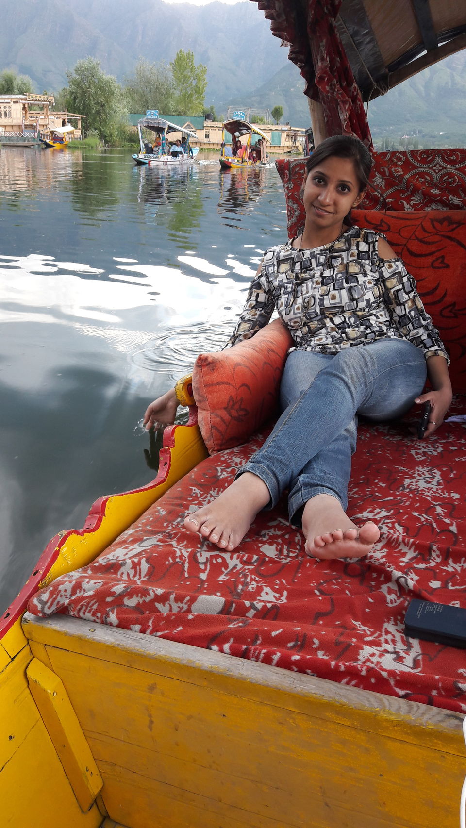 Photo of Kashmir Guide : Part 5 Dal lake - An Isolated Stretch From The Main Town by Saloni Goyal