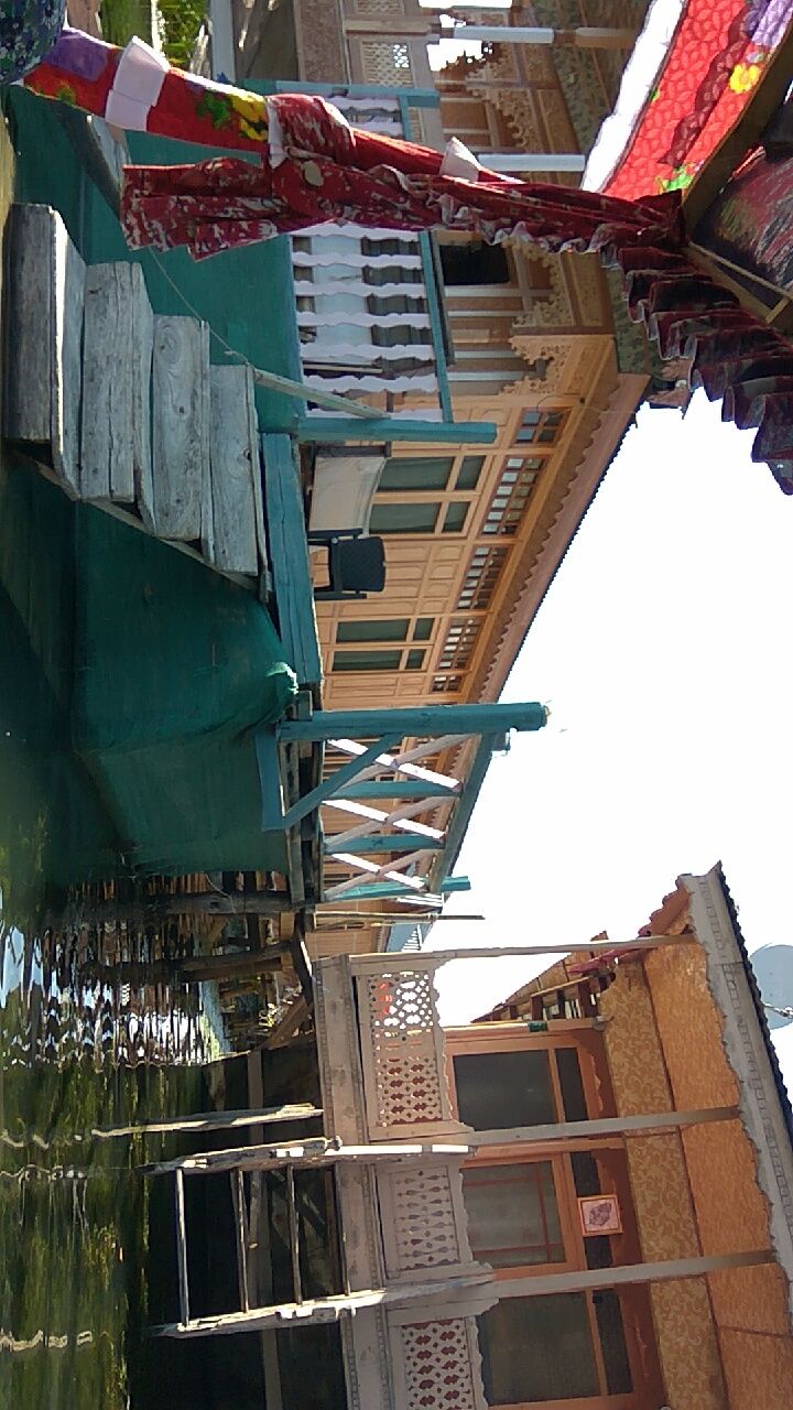 Photo of Kashmir Guide : Part 5 Dal lake - An Isolated Stretch From The Main Town by Saloni Goyal